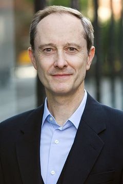 Andrew Sellon interpreta Christian Father