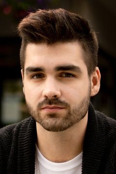 Riley Banzer interpreta Billy