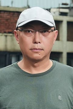 Danny Deng interpreta Counselor Chief