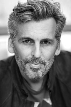 Oded Fehr interpreta Karim Farouk