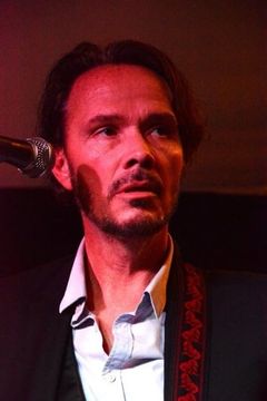 Hugo Race interpreta Vampire bass player