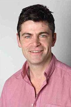 Stuart Matthews interpreta Theatre Patron (uncredited)