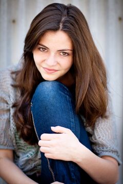 Melanie Abramoff interpreta Christina Adams