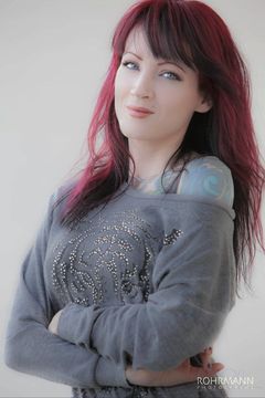 Julie Anne Prescott interpreta Staircase Dancer
