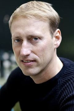 Jan Oliver Schroeder interpreta Homme de main Von Zimmel