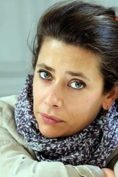 Giulia Foïs interpreta TV reporter (voice)