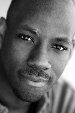 Maurice Jones interpreta Cecil Mature