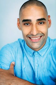 Navid Charkhi interpreta Dancer and Chorus Performer