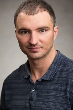 Alex Bogomolov interpreta Tavern Menacing Card Player