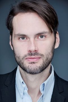 Roberto Hoyas interpreta Camarero