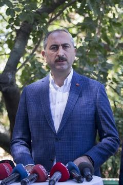Abdulhamit Gul interpreta Self - Interviewee
