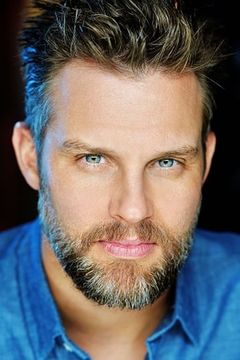 Travis Schuldt interpreta Ethan