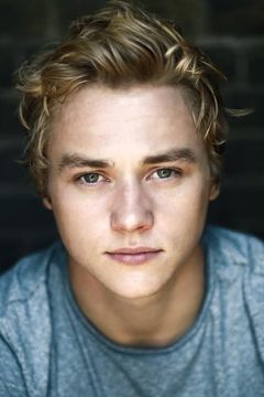 Ben Hardy interpreta Warren Worthington III / Angel