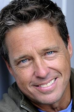 Brian McNamara interpreta Michael Holden
