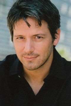 Nick Kiriazis interpreta Police Officer
