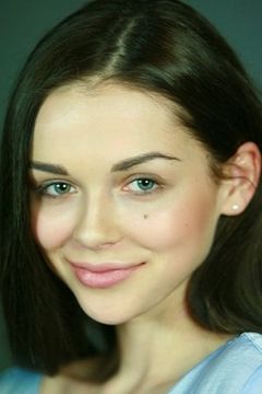 Sofya Sinitsyna interpreta girl in the restaurant