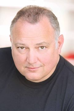 Michael Gibbons interpreta Mr. Barnes