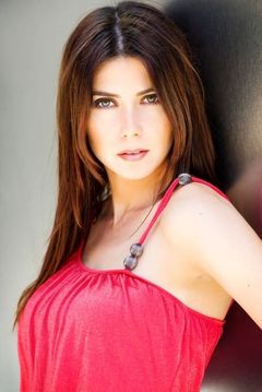 Alina Andrei interpreta Hanover Sister (uncredited)