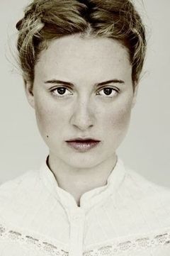 Wanda Perdelwitz interpreta Harriet Devonshire