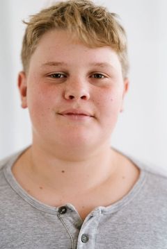 Tommy Broadmore interpreta Trevor