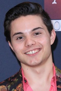 Zach Callison interpreta Billy Batson (voice)