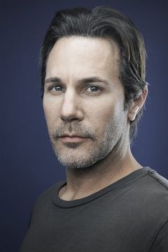Darron Meyer interpreta Doctor