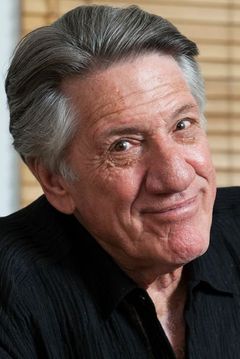 Stephen Macht interpreta Greg Dyson
