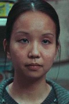Joanna Lin Black interpreta Cashier