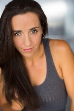 Lauren Myers interpreta Woman with Penicillin Scrip