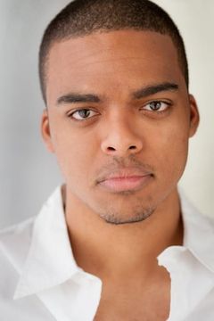 Jason Woods interpreta Bodyguard (uncredited)