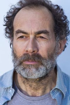 Brian Lipson interpreta Police Inspector