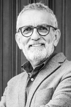 Michele Chiadò interpreta Senator Pellegrino