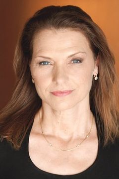Alice Barrett interpreta Leanne Ferro