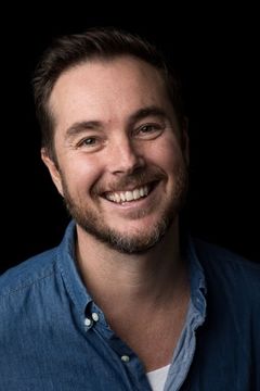 Toby Truslove interpreta Samuel Birnside