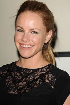 Julie Berman interpreta Emily James