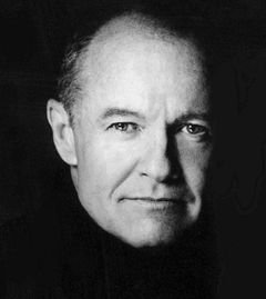 Michael Childers interpreta Party Guest