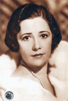 Elsa Peterson interpreta Extra (uncredited)