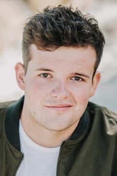 Riley Griffiths interpreta Charles Kaznyk