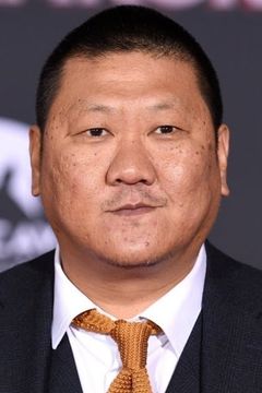 Benedict Wong interpreta Lomax