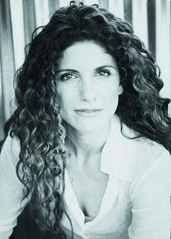 Rozanne Sher interpreta Hostage Woman