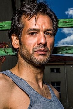 Mehmet Yilmaz interpreta Monican Man