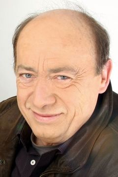 Etienne Chicot interpreta Policeman