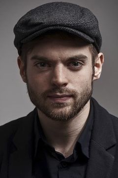 Kirill Kovbas interpreta Peter