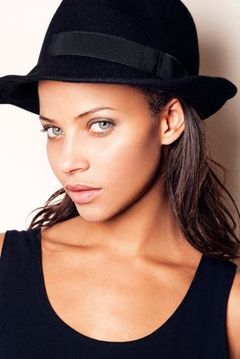 Denise Vasi interpreta Cara