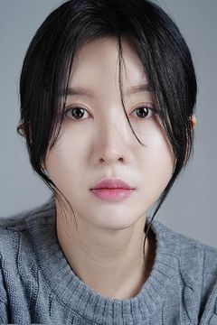 Lee Soo-jin interpreta Announcer (voice)