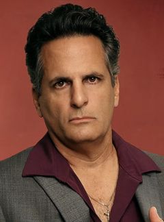 Darren Anselmo interpreta Hotel Game Show Contestant