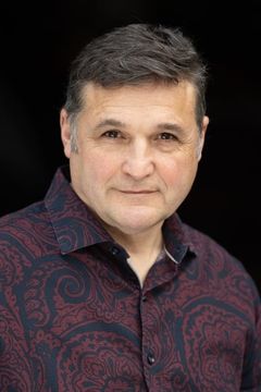 Richard Duva interpreta Young Sam Kleinman