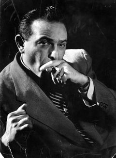 Henry Leff interpreta Police Inspector