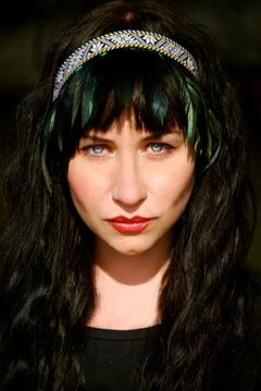 Elissa Dowling interpreta Velma