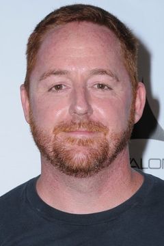 Scott Grimes interpreta Archie Morris